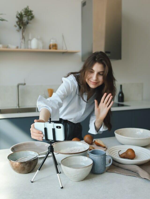 Contenuti per il web-quantità o qualità?
Photo by Polina Tankilevitch: https://www.pexels.com/photo/a-woman-in-white-long-sleeves-posing-at-the-camera-7669741/